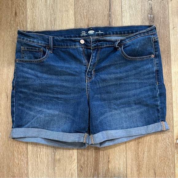 Old Navy Women’s Medium Wash Regular Fitted Denim Rolled Hem Shorts Sz 16 GUC - Picture 2 of 6